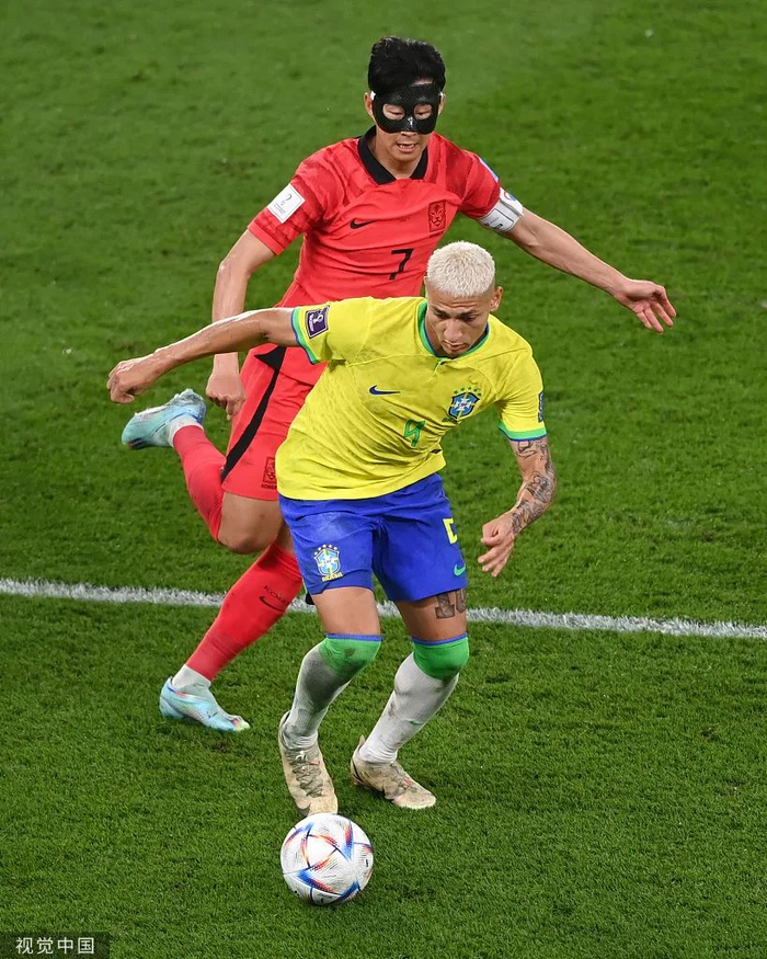 孙兴慜防守热刺队友理查利森。