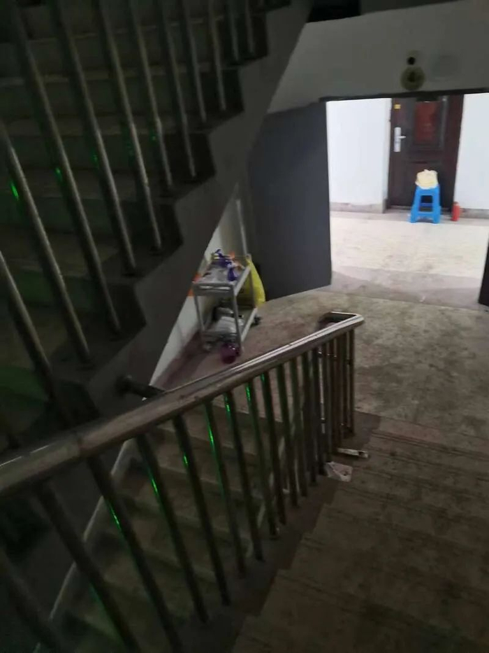 没打开应声灯的楼道。受访者供图