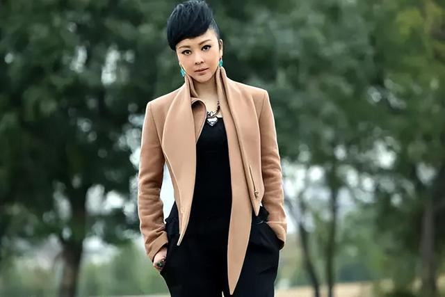 著名演员梁丽:带着儿子再婚,为去世的前夫抬棺,54岁仍单身|联勤总部的女秘书|西安|宝鸡|梁文学|离婚_新浪新闻