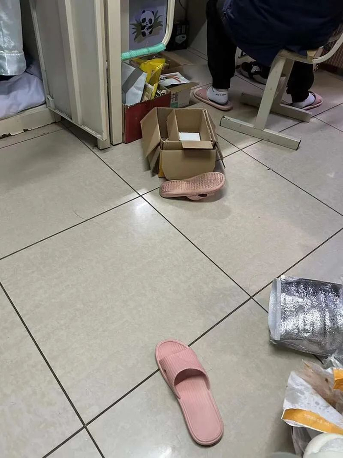 慌忙离开时被甩飞的拖鞋。受访者供图