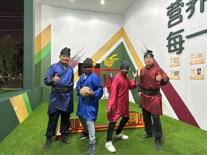 世界各地球迷体验蹴鞠射门。图片源自齐文化博物院微信公众号