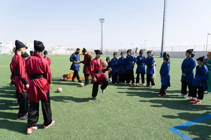 卡塔尔青少年球员体验蹴鞠。图片源自中国驻卡塔尔大使馆微信公众号 
