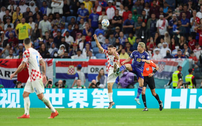 此役，替补上场的浅野拓磨（右）未能再度成为奇兵。