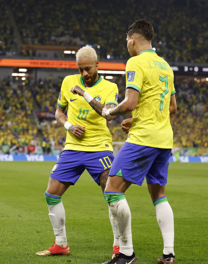 ▲巴西队球员帕奎塔（右）与队友内马尔在比赛中庆祝进球。新华社记者 王丽莉 摄