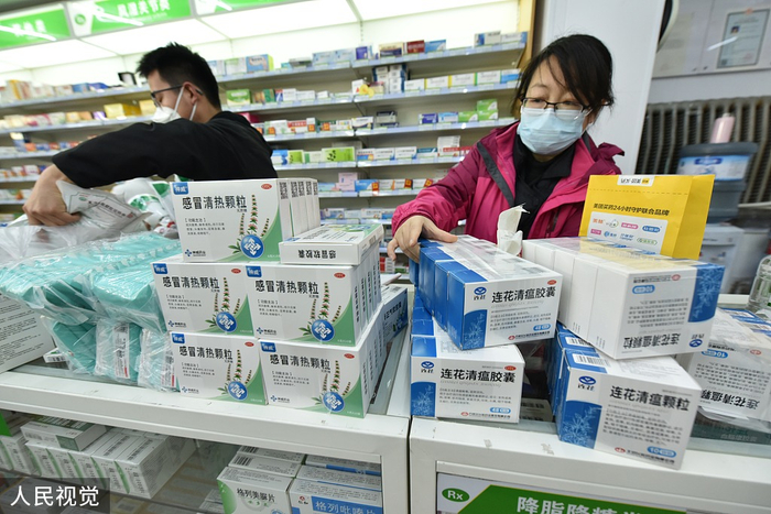 2022年11月15日，石家庄，退烧解热类家中常备药物受到市民欢迎。&nbsp; 人民视觉 资料图