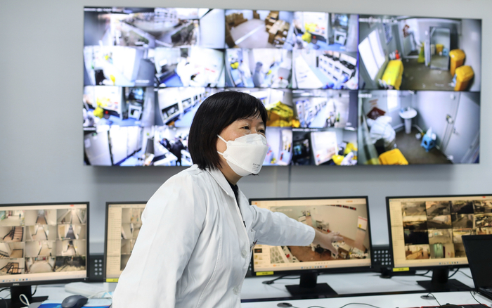 海淀医院副院长、海淀区方舱医院执行院长董建平在介绍方舱医院整体情况。  新京报记者 浦峰 摄