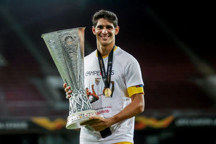 ▲布努曾随西甲塞维利亚俱乐部获得2020年欧联杯冠军（欧洲新闻图片社）