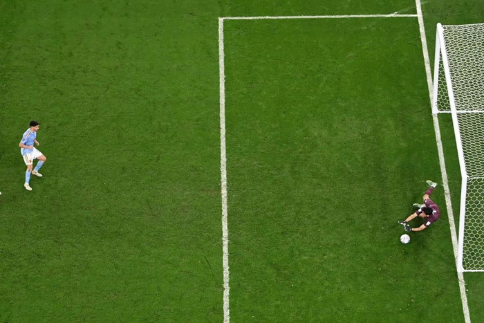 ▲摩洛哥队守门员亚辛·布努（右）扑出西班牙队球员索莱尔的点球（法新社）