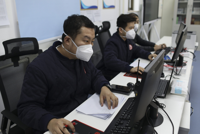 12月7日，海淀区方舱医院运行指挥部内，工作人员正在忙碌。  新京报记者 浦峰 摄