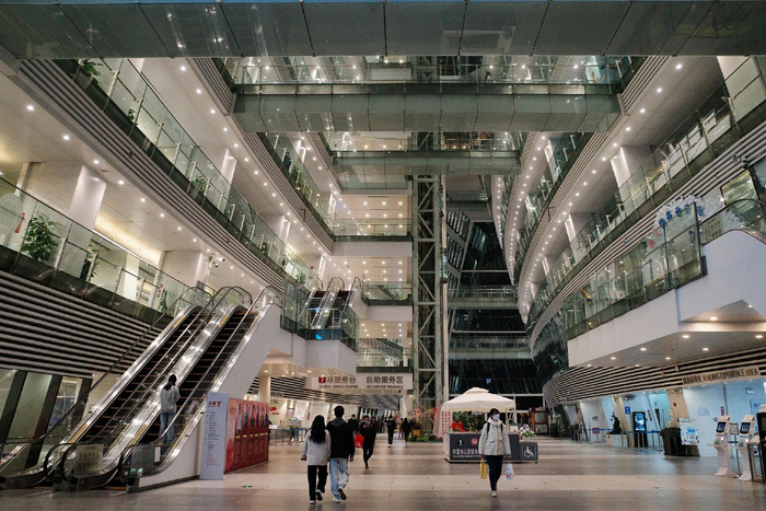 2022年12月6日，广东广州，市民逛广州图书馆。近日，广州多家文博场所有序恢复开放。 视觉中国 图