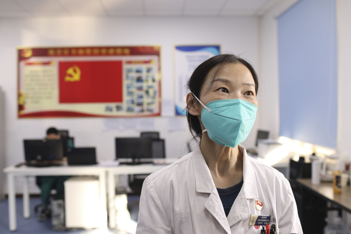 海淀医院呼吸科主任、海淀区方舱医院外围医疗组组长可爱华在介绍救治情况。  新京报记者 浦峰 摄