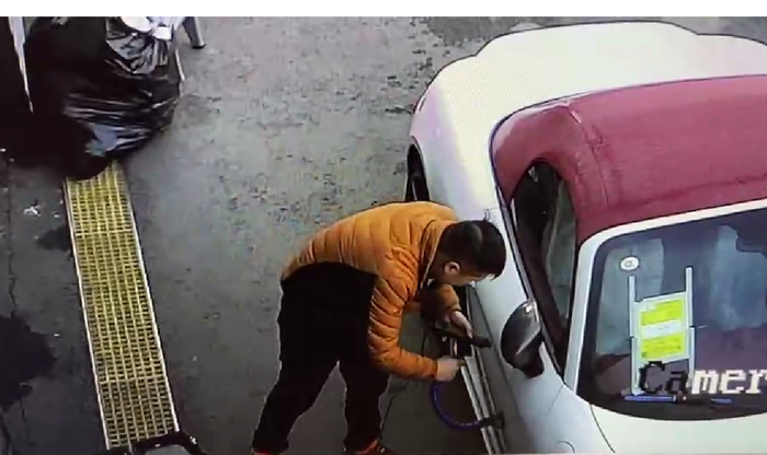 捷骏公司提供的监控视频证据显示，该公司疑似对徐女士的车辆进行过修复。 受访者供图