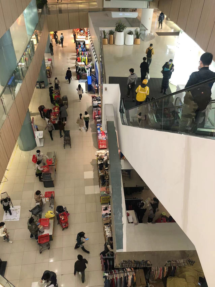 12月6日晚，珠江新城商业综合体的人流不小，不少市民前来消费。