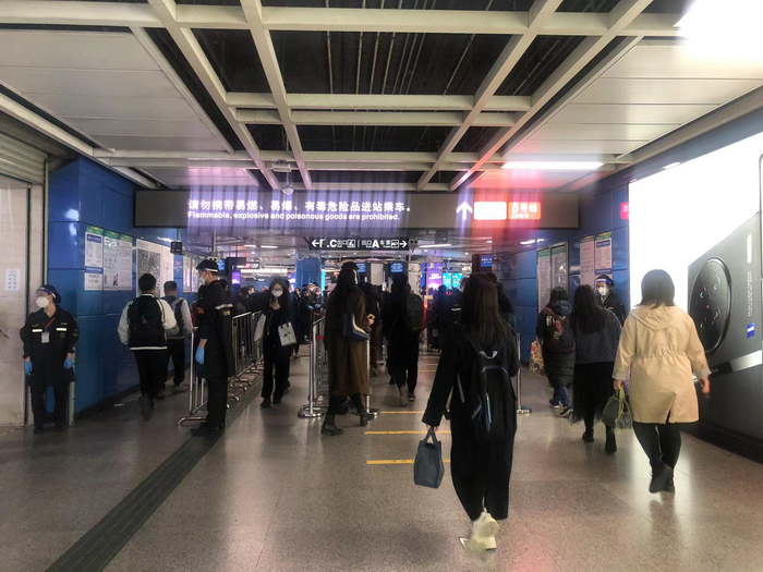 珠江新城地铁站一处入口。本文图片（单独署名除外）&nbsp;澎湃新闻记者 陈绪厚 &nbsp;