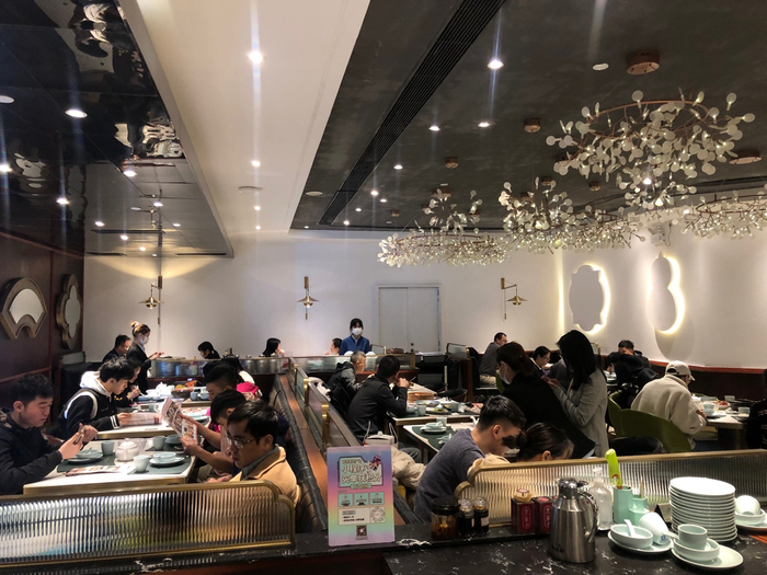 12月6日晚，高德置地广场·春广场内的一家粤菜馆基本满座。