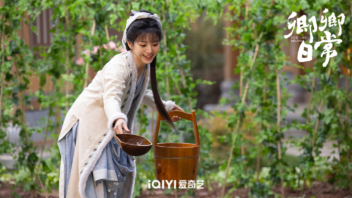 在府中种菜的李薇