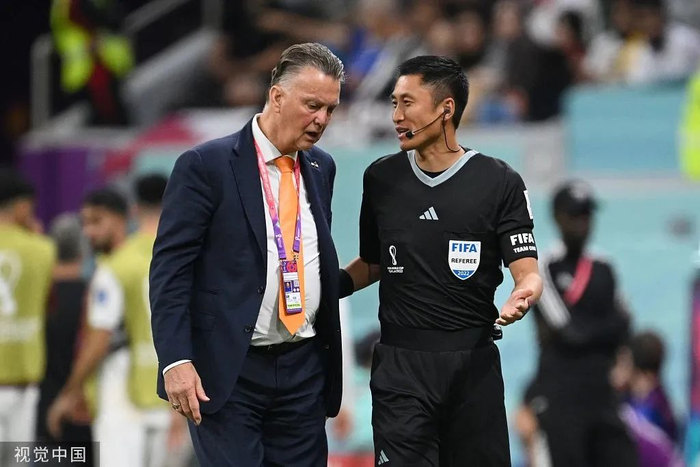 马宁和范加尔谈笑风生。