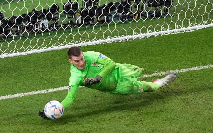 与日本的1/8决赛，克罗地亚守门员利瓦科维奇连续扑出对方球员的点球。  图/新华社