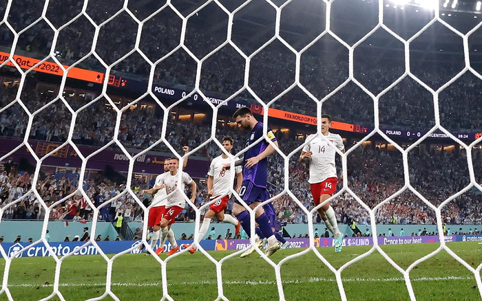 与波兰的小组赛，阿根廷当家球星梅西（右二）射失点球。  图/新华社