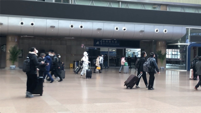 有旅客穿防护服出行。新京报记者 李欣侗 摄