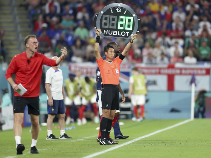 　小组赛法国对阵丹麦，第四官员马宁（右）在比赛中执裁。&nbsp; 图/新华社