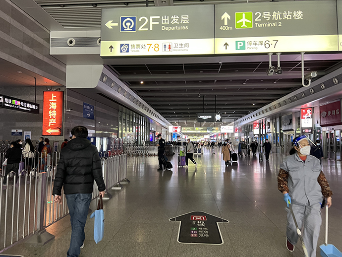 9点半左右，虹桥火车站到达大厅。本文图片&nbsp;陈逸欣 拍摄