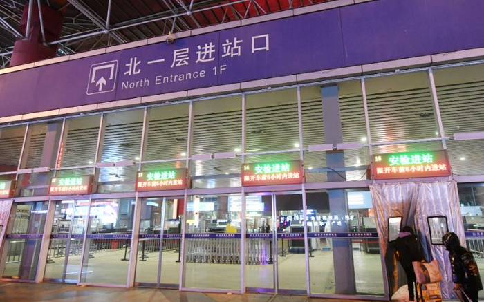 ▲2022年12月7日，北京西站北广场，广场上原先的相关防疫提示牌已经撤下。新京报记者 王贵彬 摄