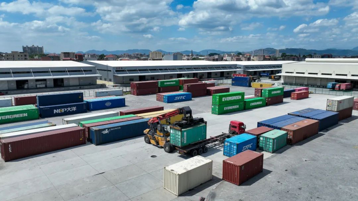 　▲福建晋江陆地港的国际陆港口岸海关监管堆场，港口作业流机在吊装集装箱。图/新华社