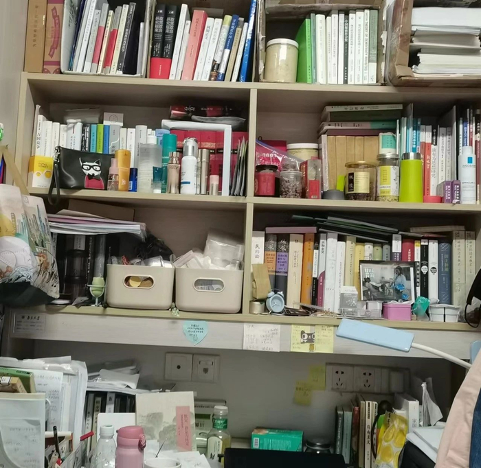 桌面上的书和笔记几乎摆满整张书桌。受访者供图