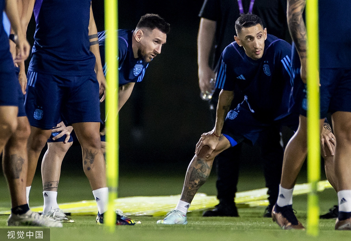 梅西和老搭档迪马利亚（右）。