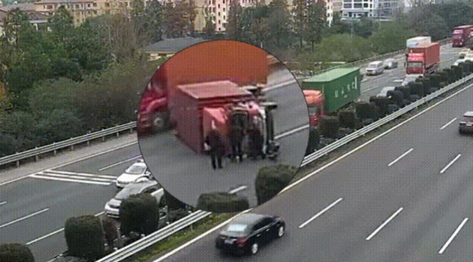 三名民警合力将司机救出。图源：安徽省公安厅