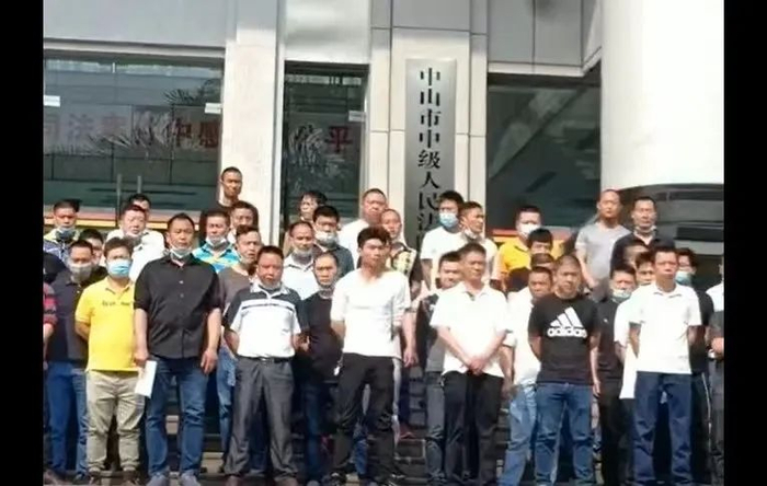 ▲2022年3月，患病职工到中山中院催问二审判决书。&nbsp; 视频截图