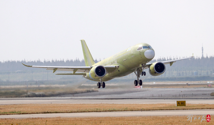 C919大型客机105架机完成首次试验飞行。