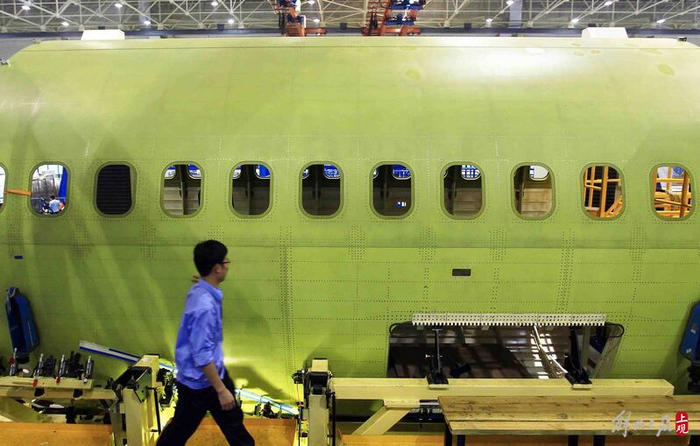 C919大型客机前机身大部段下线。
