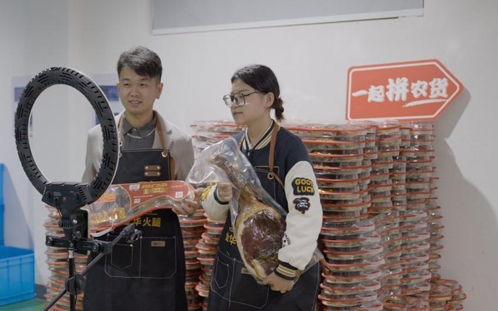 2018年，楼汪聪（左）与滕楚雯（右）选择入驻拼多多平台开设精元食品。受访者供图