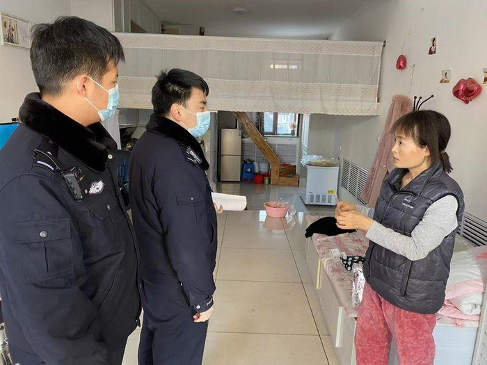 民警进行入户安全宣传。图源：黑龙江省林区公安局亚布力分局