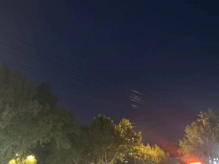 章宁在读博期间很少外出，散步时也总在思考。一天散步时章宁看到被灯光照亮的电线，她说就像灵光一闪的具象化。受访者供图