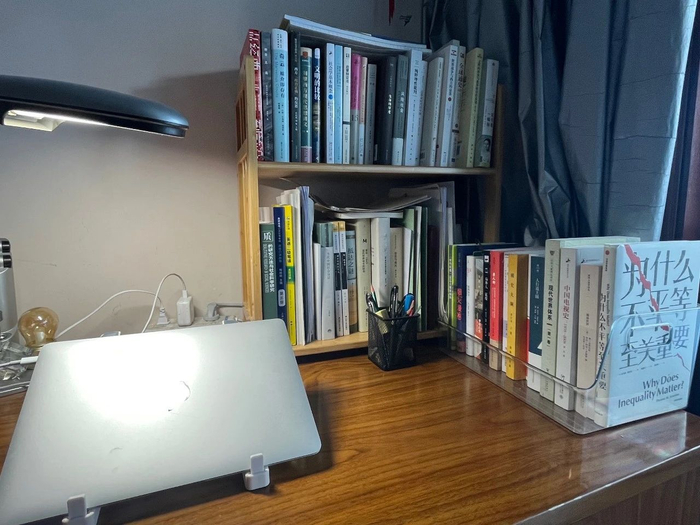 博士生董皓岳每天大部分时间都在书桌旁阅读文献，写东西。受访者供图