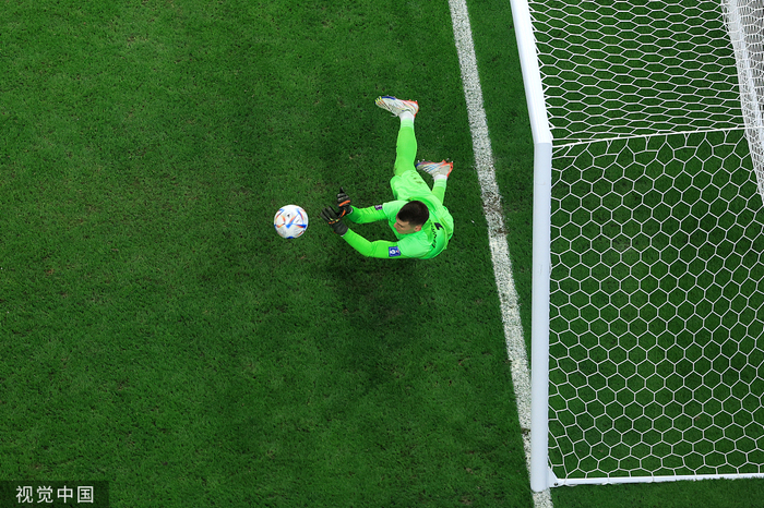 　利瓦科维奇扑出罗德里戈的点球。