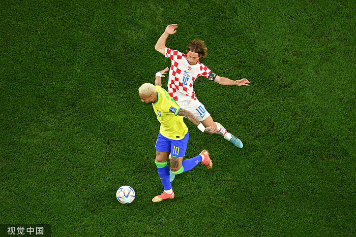 　莫德里奇盯防内马尔。