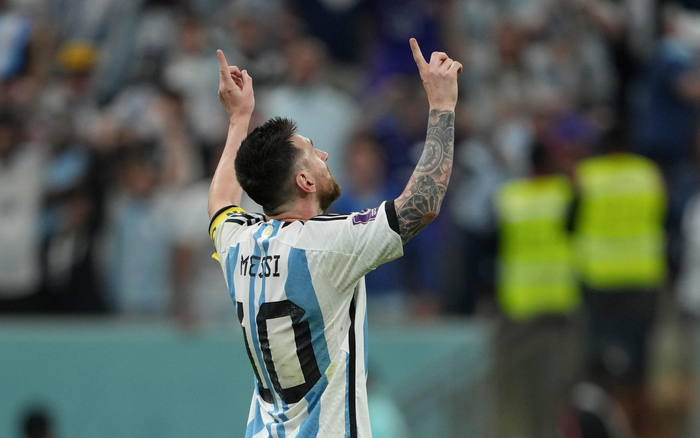 梅西和阿根廷的这场胜利，也是对逝去的马拉多纳最好的告慰。  图/新华社