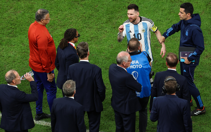 梅西来到荷兰队替补席前找范加尔理论。  图/视觉中国