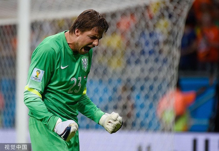 2014年世界杯四分之一决赛，荷兰队对阵哥斯达黎加，克鲁尔在第121分钟替补登场，成功扑出了两粒点球。