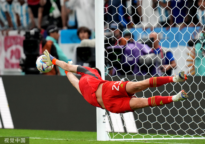 范戴克第一个主罚，却被马丁内斯扑出。