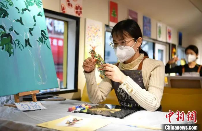 图为12月9日，石家庄市裕华区一家文创非遗体验馆，市民体验制作传统手工皮影。　翟羽佳　摄