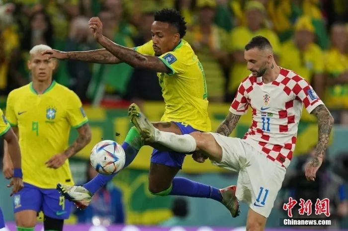 当地时间12月9日，卡塔尔世界杯1/4决赛举行，克罗地亚队在点球大战中战胜巴西队，晋级世界杯4强。中新社记者 崔楠 摄