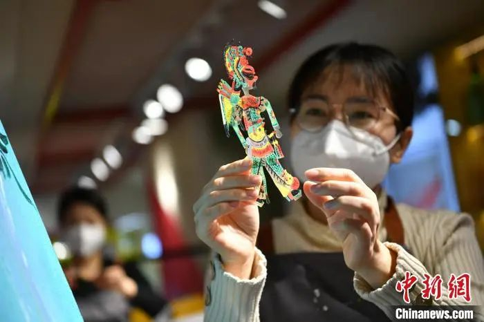 图为12月9日，石家庄市裕华区一家文创非遗体验馆，市民体验制作传统手工皮影。　翟羽佳 摄