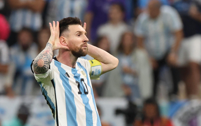 梅西在比赛中主罚点球破门后庆祝。  图/新华社