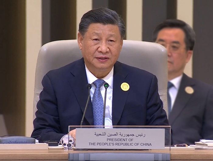 当地时间12月9日下午，首届中国-阿拉伯国家峰会在沙特首都利雅得阿卜杜勒阿齐兹国王国际会议中心举行。国家主席习近平出席峰会并发表题为《弘扬中阿友好精神　携手构建面向新时代的中阿命运共同体》的主旨讲话。新华社发