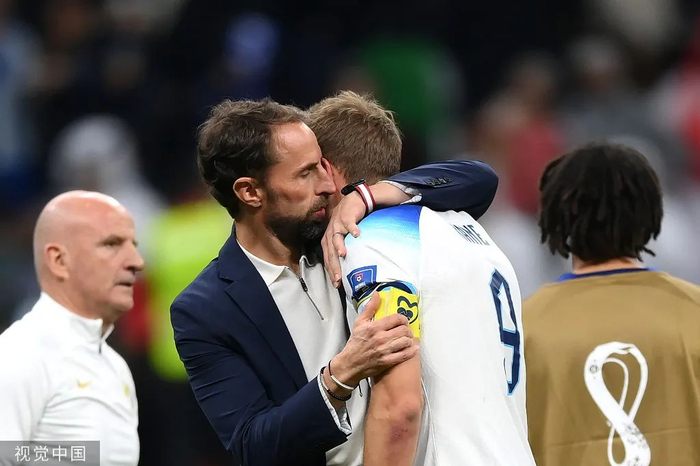 索斯盖特拥抱安慰凯恩。